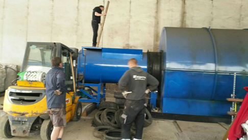 Czech customer bought one set 10 tons pyrolysis plant from our company