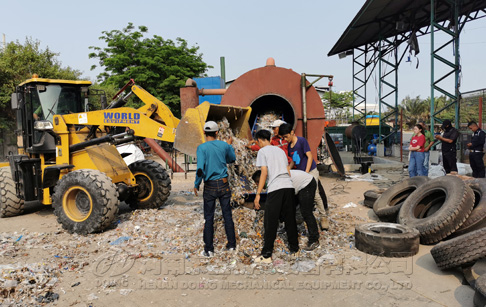 Waste plastic recycling to oil machine was successfully debugged and put into production in Indonesia