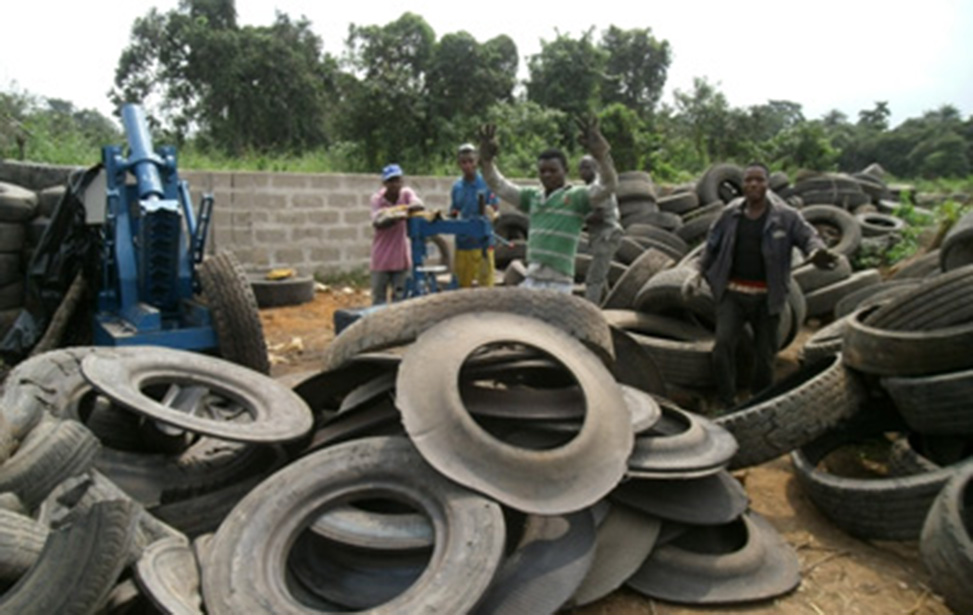 Nigeria waste tire recycling to oil machine,Workers cutting waste tires to ensure continuous oil production